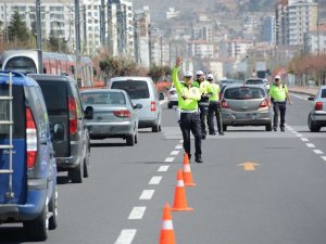 Seyir halindeyken cep telefonu kullanan 8 bin 403 sürücüye ceza  