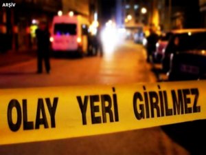 Polis kaçan şüphelilere ateş açtı, yolda yürüyen genç öldü  