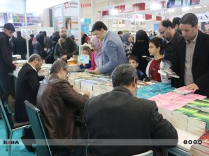 Yusufi Medresede yazdıkları kitapları okurları için imzaladılar 