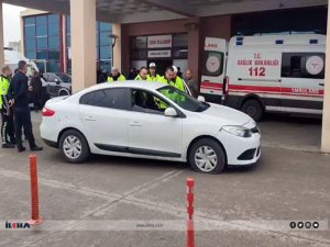 Trafik ışıklarında araca silahlı saldırı: 2 Yaralı  