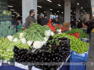 Pazar esnafı soğuk havalarda ekmeğini kazanmaya çalışıyor 