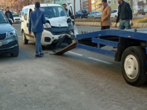 Hafif ticari araç otomobile arkadan çarptı: 1 yaralı 