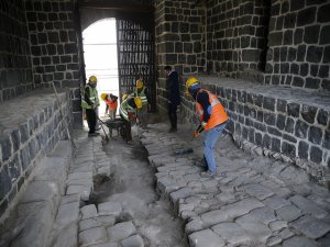 Diyarbakırda 1700 yıllık taş döşemeleri ortaya çıkarıldı  