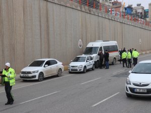 Yaralıya yardım etmek için duran minibüse başka bir araç çarptı: 3 yaralı  