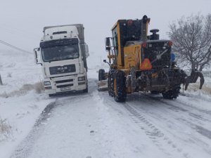 Kardan Dolayı Kapanan Yolları Açma Çalışmaları Devam Ediyor