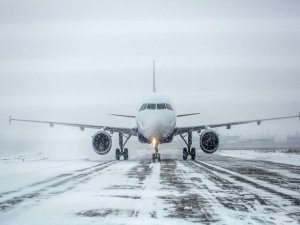 İstanbulda 170 hava seferi iptal edildi  