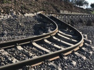 Deprem sonrası tren rayları yön değiştirdi  