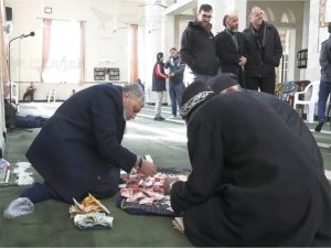 Filistindeki camilerde depremzedeler için yardım toplandı  