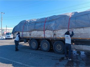 Batmandan deprem bölgelerine 2 tır odun ve kömür gönderiliyor 