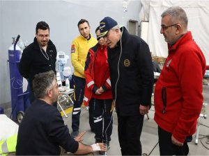 Bakan Akar TCG Sancaktar gemisinde incelemelerde bulundu 