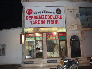 Depremzelere yardım fırını deprem bölgesi için ekmek pişiriyor 