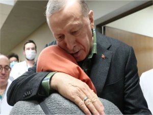 Cumhurbaşkanı Erdoğan, hastanedeki depremzedeleri ziyaret etti  