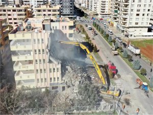 Şanlıurfada ağır hasarlı binaların yıkımına başlandı  