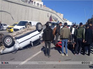 Şanlıurfada otomobil bariyerlere çarptı: 2 yaralı  