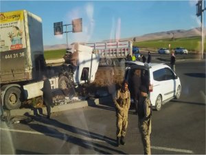 Mardin’de kaza yapan tır’ın kupası koptu sürücü hafif yaralandı 