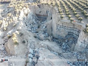 Depremin oluşturduğu büyük yarık görenleri şaşırtıyor  