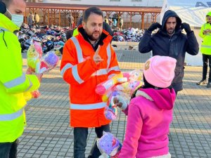 Midyatlı gençler, depremzede çocukları eğlendiriyor