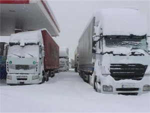 Bingöl-Erzurum yolu, kar yağışı ve tipi nedeniyle tır geçişlerine kapatıldı 