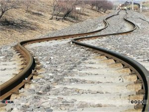 Zeminin kaydığı demiryolu yeniden tamir ediliyor  