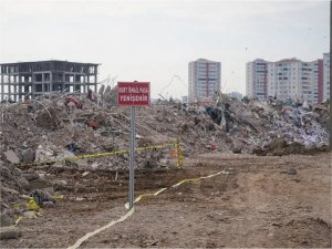 Depremde yıkılan binaların molozları korunuyor 