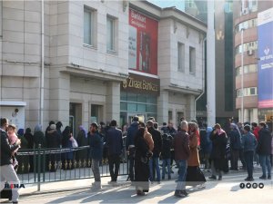 Şanlıurfada deprem yardımından faydalanmak isteyen vatandaşlar uzun kuyruk oluşturdu  