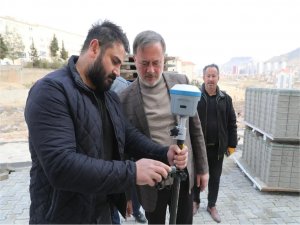 Mardin Artuklu Belediye Başkanı Tatlıdede, yürütülen çalışmalarda incelemelerde bulundu  