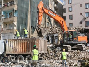 Zorlu ve tehlikeli şartlar altında mesleklerini yapıyorlar 