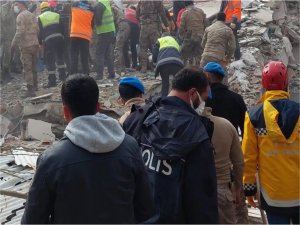 Deprem bölgesindeki yardımları evine götüren emniyet müdürü açığa alındı