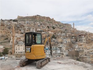 Mardinin Dokusunu Bozan Betonarme Binaların Yıkımı Sürüyor