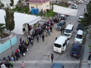 Almanyadan yola çıkan gurbetçi deprem bölgelerini gezerek yardım ulaştırıyor 