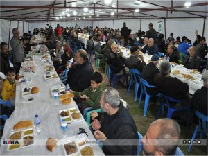 Umut Kervanının kurduğu iftar çadırına yoğun ilgi  