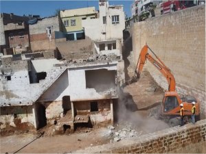 Şanlıurfa’da sel ve depremden etkilenen yapılar yıkılıyor  