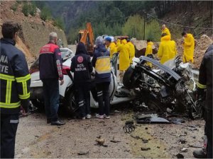 Üzerine kaya devrilen otomobildeki 4 öğretmen hayatını kaybetti  