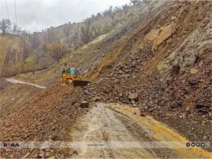 Batmanda aşırı yağış nedeniyle heyelanın kapattığı köy yolu ulaşıma açıldı 