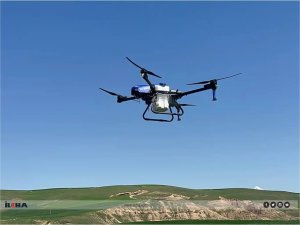 Çiftçilerin tarlalarını drone ile ilaçlaması yaygınlaşıyor  