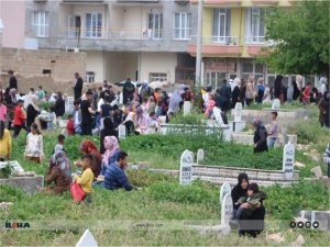 Ölümü hatırlatan kabir ziyaretine yoğun ilgi 