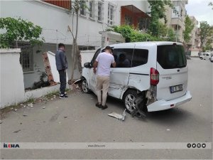 Kazaya karışan hafif ticari araç bahçe duvarını yıktı  