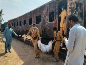 Pakistan’da yolcu treni alev aldı: 7 ölü  