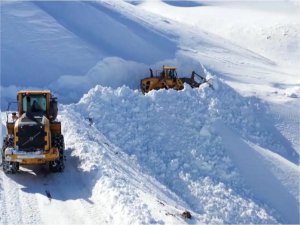 Nisanın son günü kar 4 metreyi buldu  