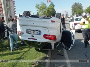 Otomobil ters yattı: Bir yaralı  