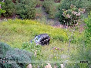 Sürücüsünün direksiyon hakimiyetini kaybettiği araç uçuruma yuvarlandı