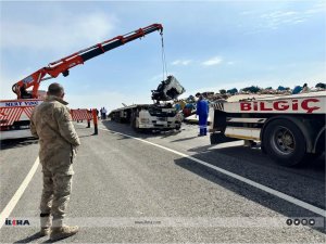 Nusaybin - Midyat kara yolunda tır devrildi: 1 yaralı  