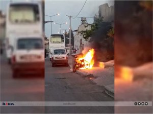 Cadde ortasında motosikletini yaktı  