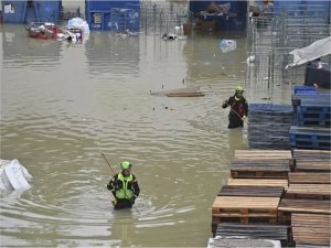 İtalyadaki sellerde 8 kişi hayatını kaybetti 