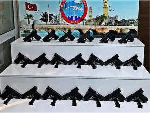 Adanada bir araçta 20 ruhsatsız tabanca ele geçirildi  