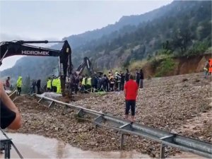 Denizlide heyelan yoldan geçen araçları yuttu: Bir ölü bir yaralı