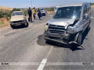 Şanlıurfada hafif ticari araç ile otomobil çarpıştı: 3 yaralı  