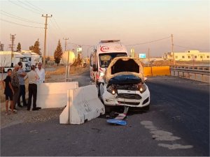 Kontrolden çıkan otomobil beton bariyerlere çarptı: 4 yaralı  