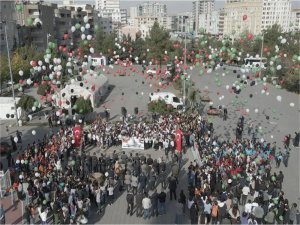 Filistinli çocuklar için gökyüzüne balon bırakıldı 