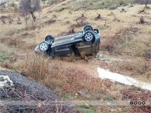 Şarampole yuvarlanarak ters dönen araç kazasında 3 kişi yaralandı  